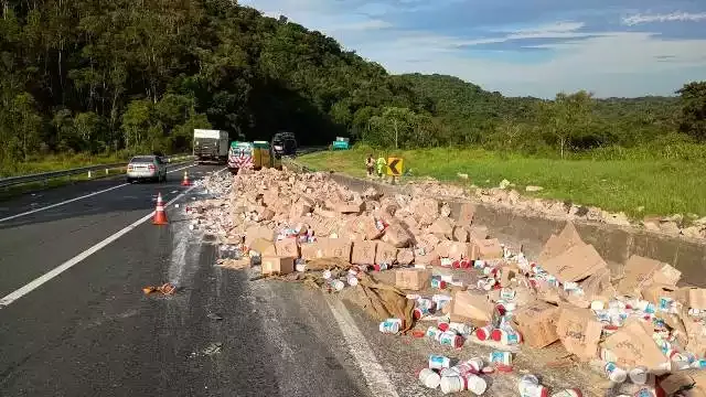Acidente com caminhão deixa um óbito na Régis Bittencourt, em Barra do Turvo