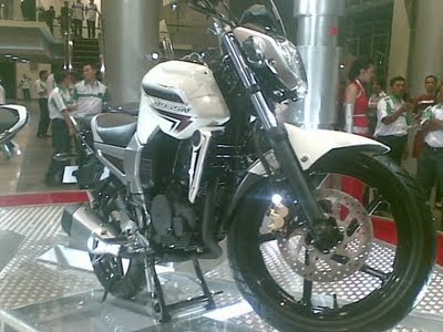 Gambar modifikasi motor: Yamaha Byson White Motor Show 