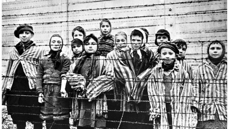 L'Holocauste est une période de l'histoire au cours de laquelle des millions de Juifs et d'autres personnes ont été tués par le parti nazi allemand.