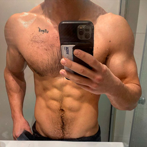 Abdomen do ator Miguel Herrán em foto amadora sem camisa