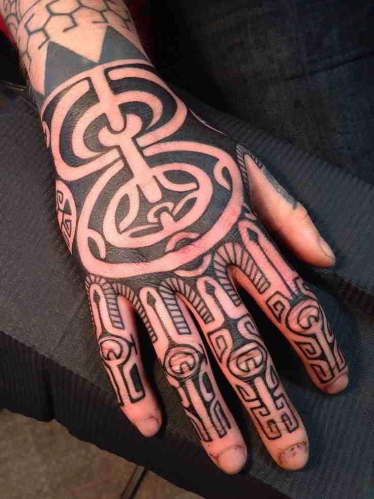 imagen de tatuaje maori estilo samoano