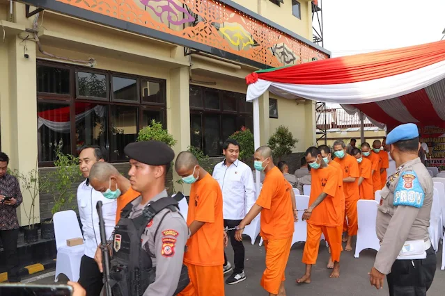 Polresta Cirebon menangkap 9 tersangka narkoba dari berbagai latar belakang profesi.