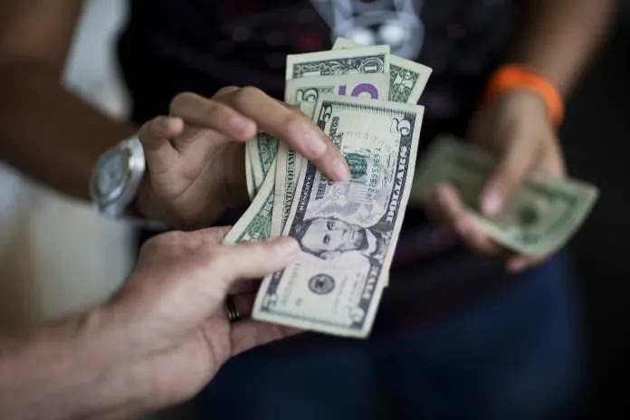 El bolívar cayó un 16% frente al dólar en el último mes