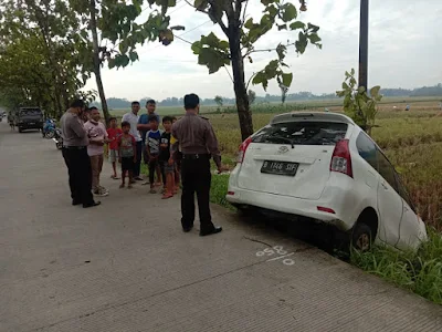 Bila Ngantuk Paksa Mengemudi Akibatnya Avanza Masuk Sawah