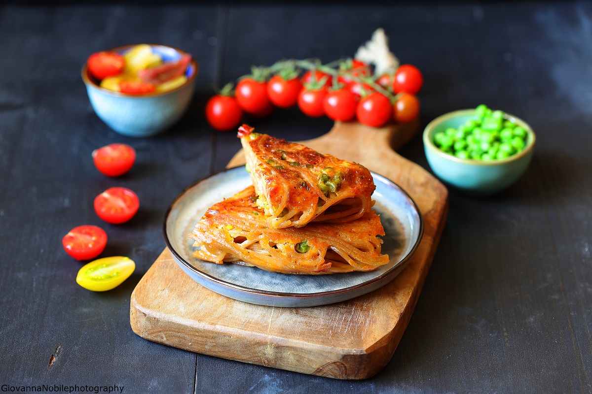 Frittata di maccheroni con piselli e scamorza