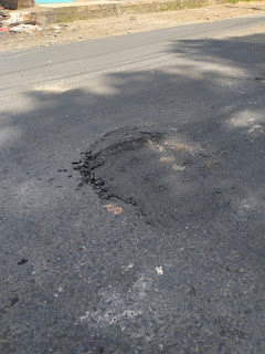 Baru beberapa hari pengerjaan jalan (COLD MIX) ruas jalan Parungkuda-Pakuwon sudah pecah dan bolong bolong ,di duga asal jadi 
