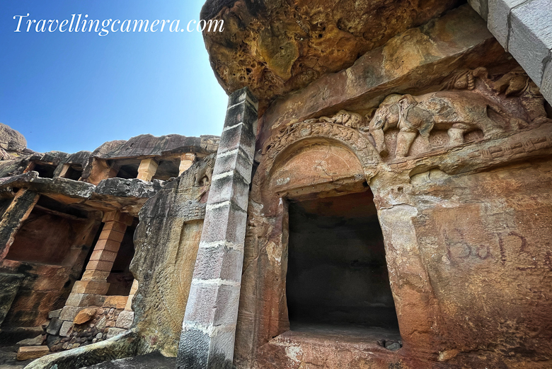 This cave is named after the life-sized elephant carving at its entrance. Inside, there are inscriptions and sculptures that highlight the generosity of a Jain king named Kharavela. The inscriptions provide valuable historical information about his reign.