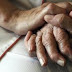 Η οικονομική κρίση απειλεί με λουκέτο τα λίγα κέντρα Αλτσχάιμερ που
υπάρχουν στην Ελλάδα και οι ανοϊκοί ασθενείς κινδυνεύουν να μείνουν
χωρίς φροντίδα.