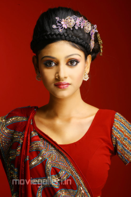 Actress Oviya Latest Stills, Oviya Latest Photo Gallery, Pics