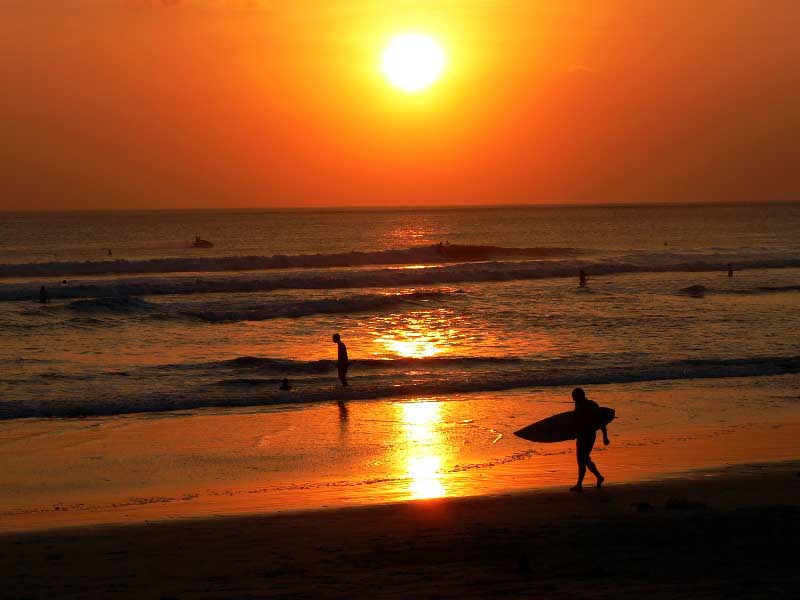Pantai Kuta Bali, Pesona Pantai Pasir Putih dengan Sunset 
