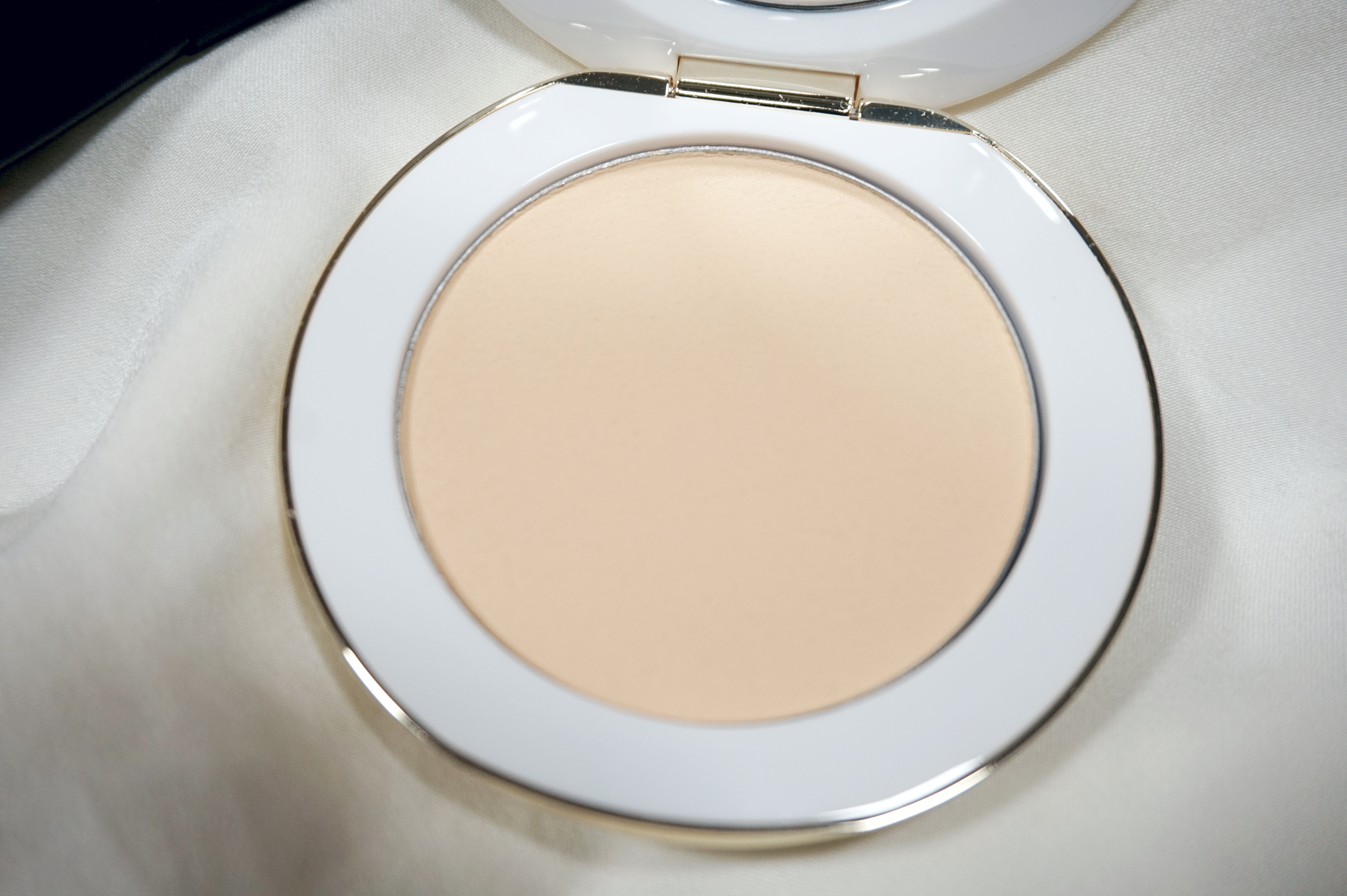 Westman Atelier Vital Pressed Skincare Blurring Talc-Free Setting Powder Review and Swatches