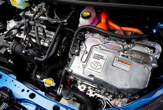 2012_Toyota-Prius_C_Engine