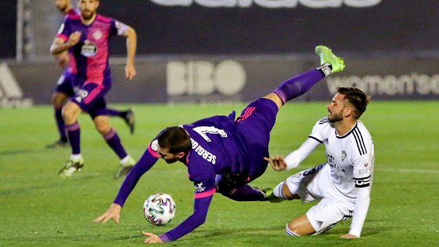 Sergi Guardiola cae ante la entrada de Marcos Ruiz. MARBELLA C. F. 2 REAL VALLADOLID C. F 3. 05/01/2021. Copa del Rey, 2ª eliminatoria. Marbella, Málaga, estadio Antonio Lorenzo Cuevas.