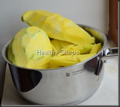 Skin, shave mango pulp