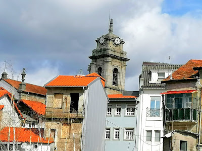 A Torre e o relógio da Igreja de S. Pedro 