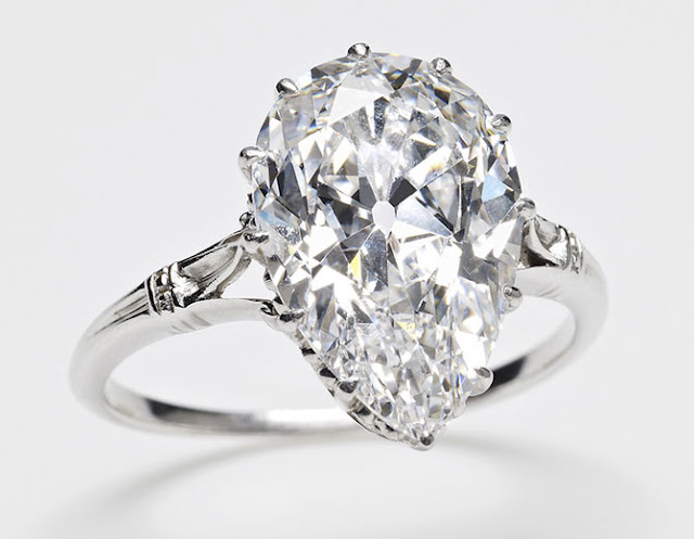 A diamond of a pear-shaped form, is inserted into the ring.