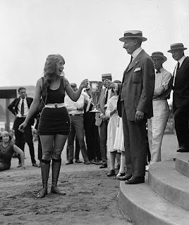 Recibiendo un premio, 1922