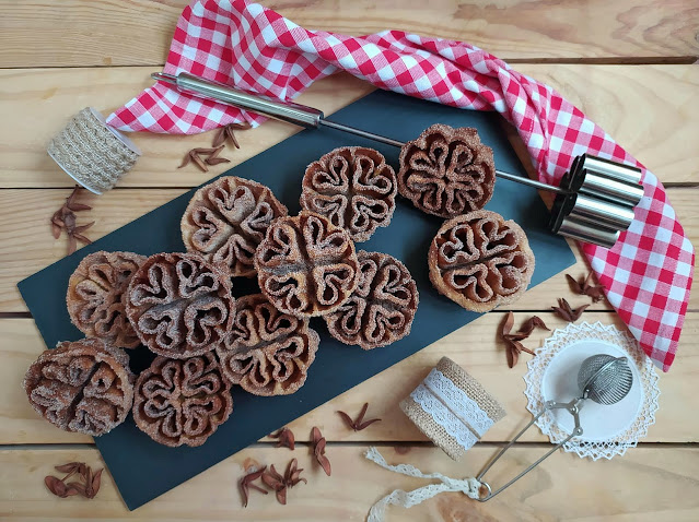 Flores fritas. Receta tradicional de Cuaresma, Semana Santa y Carnaval. Repostería de sartén Dulces fritos Flores extremeñas, manchegas Pascua Cuca