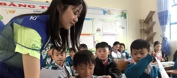 대한민국 경상대학교 자원봉사 학생이 람동성 달랏시에 있는 다탄 초등학교에서 학생들에게 한국어를 가르치고 있습니다. 