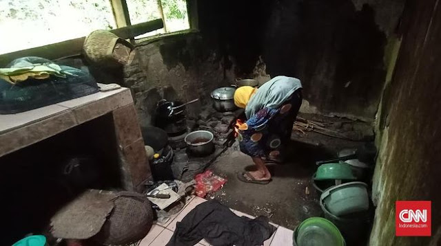 Miris! Rumah Nyaris Ambruk, Nenek Sumi Warga Miskin Tunjung Teja Serang Tidak Menerima Bansos