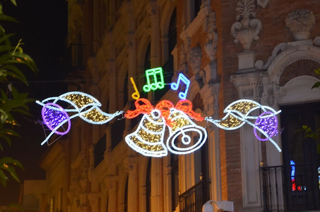 Vistas de Sevilla en una noche de Navidad