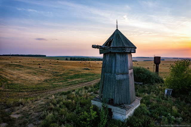 Старая деревянная мельница на краю поля