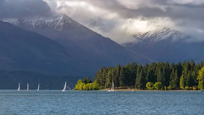 Nuvens na Montanha, Barcos a Vela, Lago, Floresta