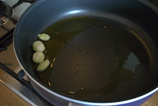 Sautè di vongole facciamo insaporire l'olio con l'aglio pestato