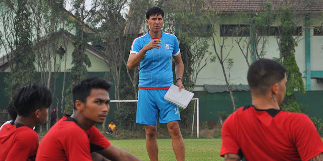 Pelatih Arema Nilai Nilmaizar Sosok Pelatih Luar Biasa