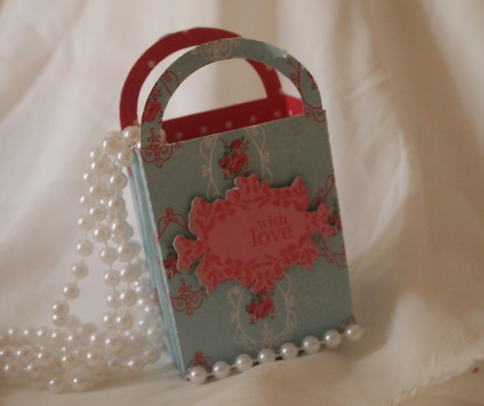 http://www.alittlemercerie.com/outils-scrap-carterie/fr_75_gabarit_patron_sac_pochette_cadeau_noel_imprimable_pdf_-4544983.html