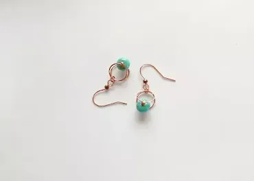 ２つの環でビーズを挟んだダングルピアス 完成