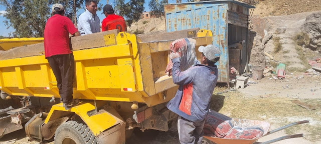 Baumaterial verladen und nach Marcoma transportieren