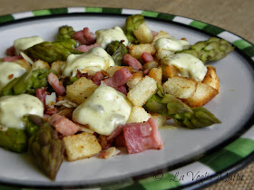 insalata croccante di asparagi, pancetta e mandorle