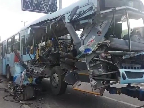 Passageira de 87 anos tem corpo esmagado em acidente entre ônibus e caminhão no Mondubim