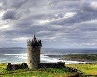 Castillo antiguo en la costa oeste de Irlanda