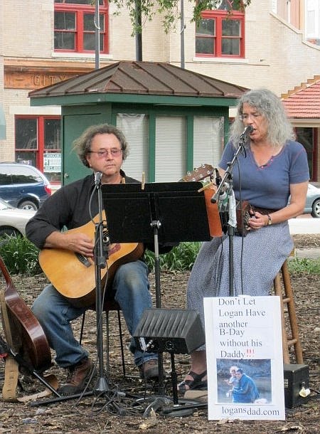 Pratie Heads singing Mexican, Guatemalan, Nicaraguan music at an immigration rally