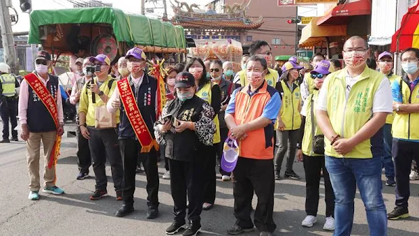 南瑤宮笨港進香回鑾彰化　遶境市區跪拜獻花迎媽祖