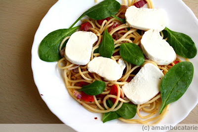 Articole culinare : Spaghete cu spanac si mozzarella
