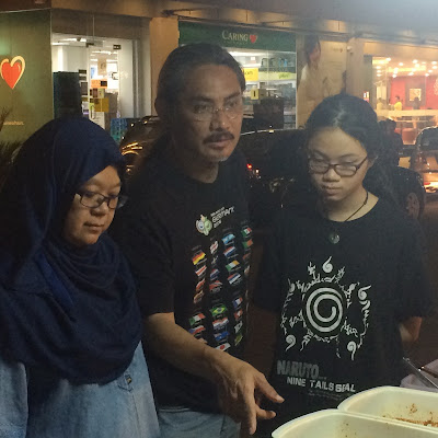 Keluarga Bro Mr Gedek Sedang Memilih Sambal Nasi Lemak Pandan