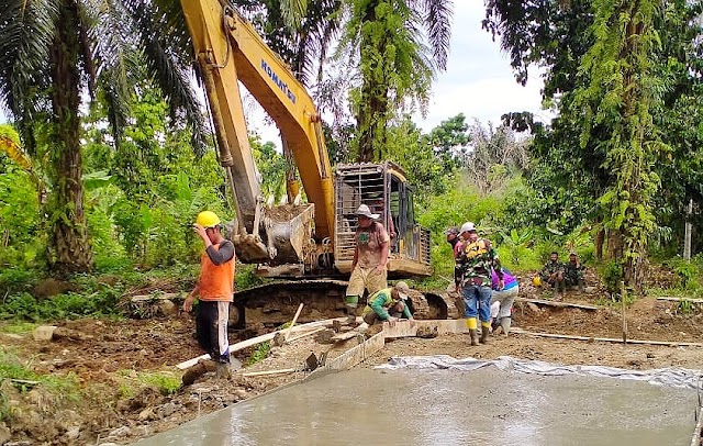 Wujud Kemanunggalan TNI-Rakyat, Warga Tak Lelah Membantu Satgas TMMD Kodim 0204/DS