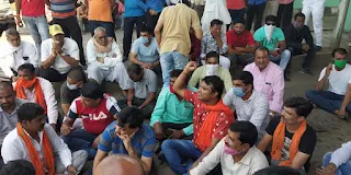 पीथमपुर महू घाटाबिल्लोद टोल रोड के गड्ढों के खिलाफ  भाजपा का आक्रोश फूटा दिया धरना