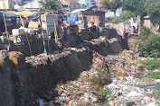 Bau Sampah Bantaran Sungai Silo Menyengat, Warga Terkena Penyakit