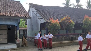 Proses belajar di SDN 1 Semaya dihantui rasa cemas