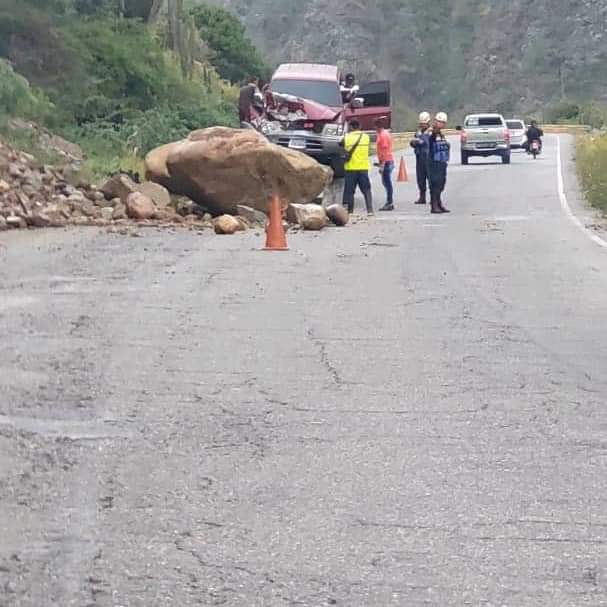 Lesionadas dos personas al chocar vehículo contra una roca