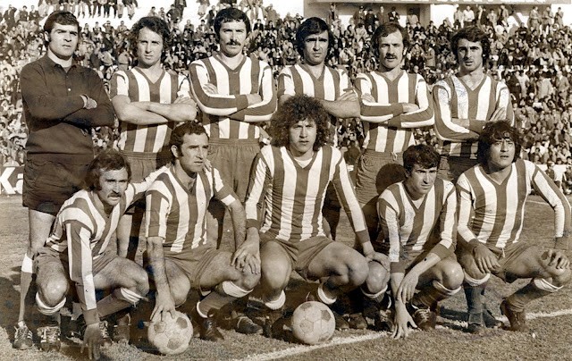 DEPORTIVO ALAVÉS. Temporada 1975-76. Rodri, Español, Bea, Martín Vila, Catalán, Zuluaga. Pana, Arambarri, Valdano, Sánchez Martín y Urquía. CLUB REAL MURCIA 2 DEPORTIVO ALAVÉS 1 Domingo 01/02/1976. Campeonato de Liga de 2ª División, jornada 20. Murcia, estadio de La Condomina. GOLES: 1-0: 35’, Añil. 2-0: 61’, Morgado. 2-1: 70’, Pana. ÁRBITRO: Fernando Bobé Frías.