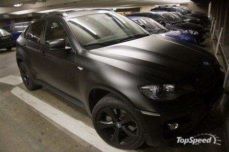 The owner of this BMW X6 chosen to paint his car in matteblack