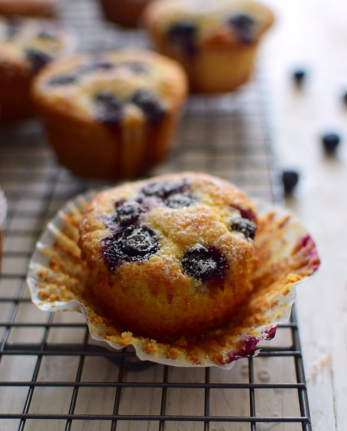 Muffins de arándanos blueberries frescos sobre una rejilla