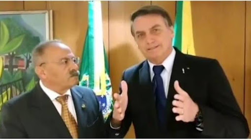 Circula nas redes sociais um vídeo em que Jair Bolsonaro chegou a fazer elogios ao senador Chico Rodrigues (DEM-RR), flagrado pela Polícia Federal com dinheiro na cueca. Em um dos vídeos, Bolsonaro afirma que tem 