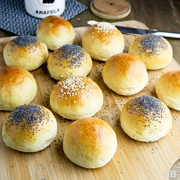 Versgebakken roomboterdinerbroodjes smaken heerlijk met kruidenboter met ontbijtspek!