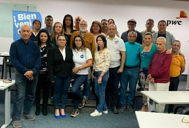 El Secretariado Nacional del Colegio Nacional de Periodistas (CNP) rechazó la creación del estado Mayor de Comunicaciones, afirmando que la medida les llena de preocupación.  señala con preocupación la instauración de un organismo de inspiración militar como lo es el Estado Mayor aplicado al pensamiento y la cultura, a la libre circulación de las ideas y a derechos fundamentales del hombre como lo son el de la libre expresión, el acceso a la información, a la creación artística, a la libertad de cátedra y de asociación», expuso el CNP.  Lea a continuación el comunicado íntegro del CNP:  «Nosotros, los participantes del LVII Secretariado del Colegio Nacional de Periodistas, reunido en la ciudad de Baruta, estado Miranda, los días 2 y 3 de marzo de 2024 rechazamos de manera unánime, en nombre de nuestros casi 27 mil agremiados, inscritos en las 26 seccionales a lo largo y ancho del país, rechazamos la pretensión de crear en Venezuela un Estado Mayor de la Comunicación, idea anunciada recientemente por el ministro Freddy Ñáñez en ocasión de haberse celebrado en la ciudad de Mérida el «Congreso de la Nueva Época: Siete Transformaciones como método para alcanzar el camino para la prosperidad».  El vicepresidente sectorial de la Comunicación y la Información, en su presentación como vocero del área en el citado congreso, solicitó la creación de dicho Estado Mayor argumentado la «modernización de las leyes» referentes a la comunicación popular, en un marco ideológico de «transformación y recuperación de la identidad nacional», aparentemente circunscrita en el ámbito de la cultura popular, las artes y las representaciones folclóricas.   Para el anuncio, el ministro utilizó un lenguaje ambiguo que nos llenó de preocupación y alarma, sobre todo porque se da en un contexto preelectoral en el que el ecosistema de medios del país se encuentra reducido al mínimo, con el cierre sistemático de cientos de estaciones de radio y de programas de opinión, la desaparición práctica de la prensa escrita a partir de maniobras de asignación de papel periódico y de otros insumos, de persecución y criminalización de reporteros y comentaristas que investigan sobre irregularidades gubernamentales, del bloqueo constante a páginas de Internet cuando se muestran críticas a la actuación del régimen, de la censura como norma, de la opacidad de las instituciones nacionales a la hora de ofrecer los datos de su gestión pública y de la aprobación de una ley que regula de manera ilegítima las organizaciones no gubernamentales donde la sociedad civil hace vida, entre otras tantas maneras de control total sobre el hecho comunicacional y periodístico, todo ello concretando la hegemonía comunicacional estatal que desde 2007 fue anunciada por el entonces ministro de Información y Comunicaciones, Andrés Izarra García, la cual ha sumido en el silencio periodístico a una buena parte del país.